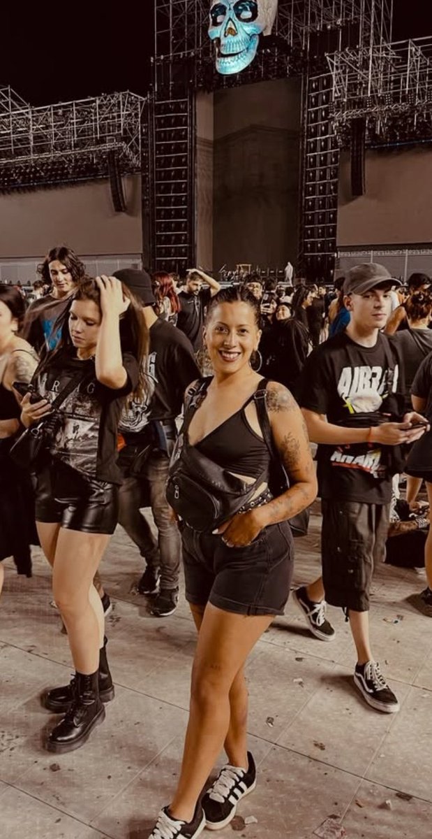 seleandradapr's tweet image. Bueno así como usamos tw para poner boludeces. Le pido al antro erbakero que me ayude a compartir. 
Ella es Anto, es de mi ciudad. El dia 6/12 tuvo un accidente volviendo de trabajar por lo cual tuvo que ser trasladada a la plata. Su hermana es su única fuente familiar +