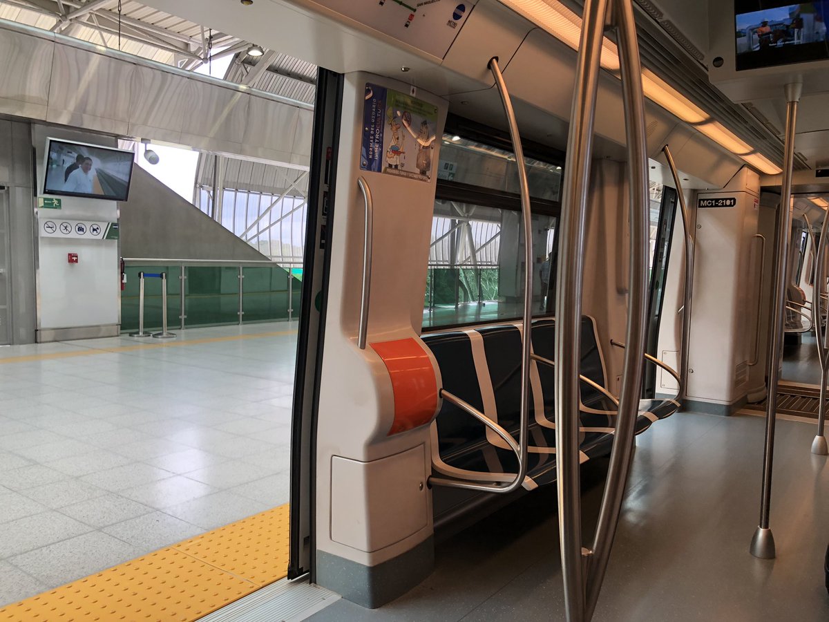 dcaicedoo's tweet photo. @MarioRobertoP @EnriquePenalosa @CarlosFGalan No solo díganle a @EnriquePenalosa y amigos que en Panamá SI llevaron el Metro al aeropuerto y lo hicieron en tiempo record. Ni siquiera fueron capaces de llevar  Transmilenio al ElDorado.  Mandan buses cada media hora y no venden tarjetas a los turistas https://t.co/N1U67XVilR