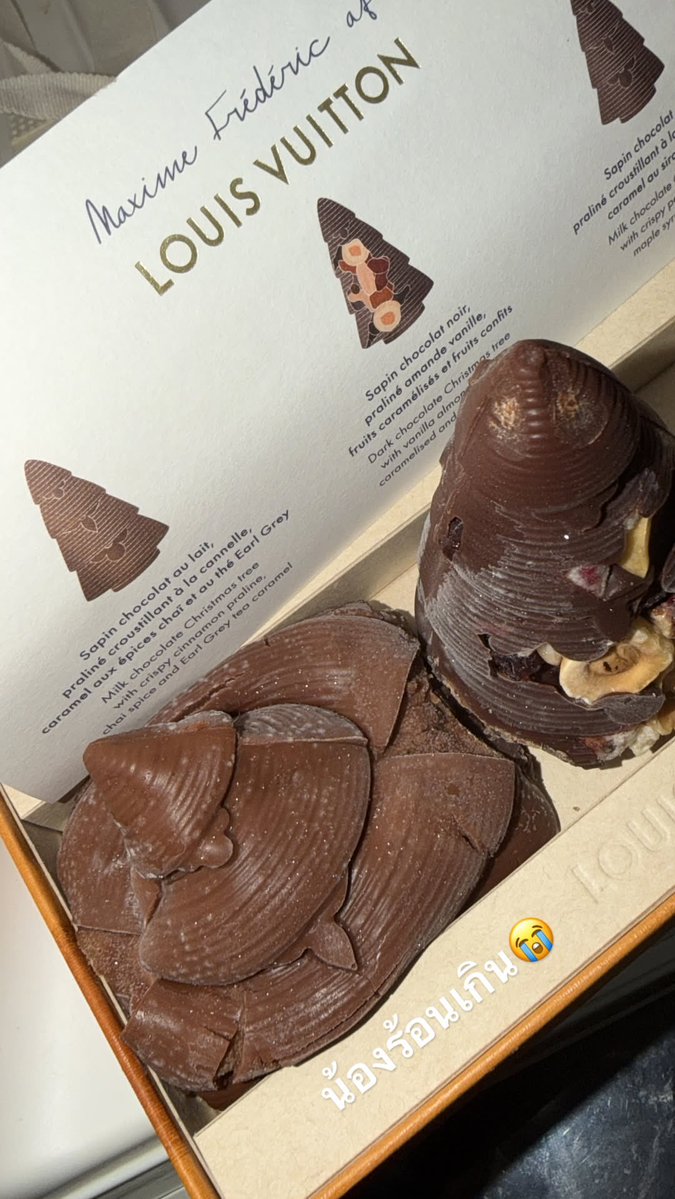 Boom Raveewit IG Story Update ✨🐋🤍

🐈‍⬛:"It’s too hot 😭"

It seems like someone here is upset because their chocolates melted in the heat of Thailand🔥🥺
<a href="/bxxm_rvw/">บอ อู มอ บูมบูม🐋✨</a>
#BXXMRVW #RVW