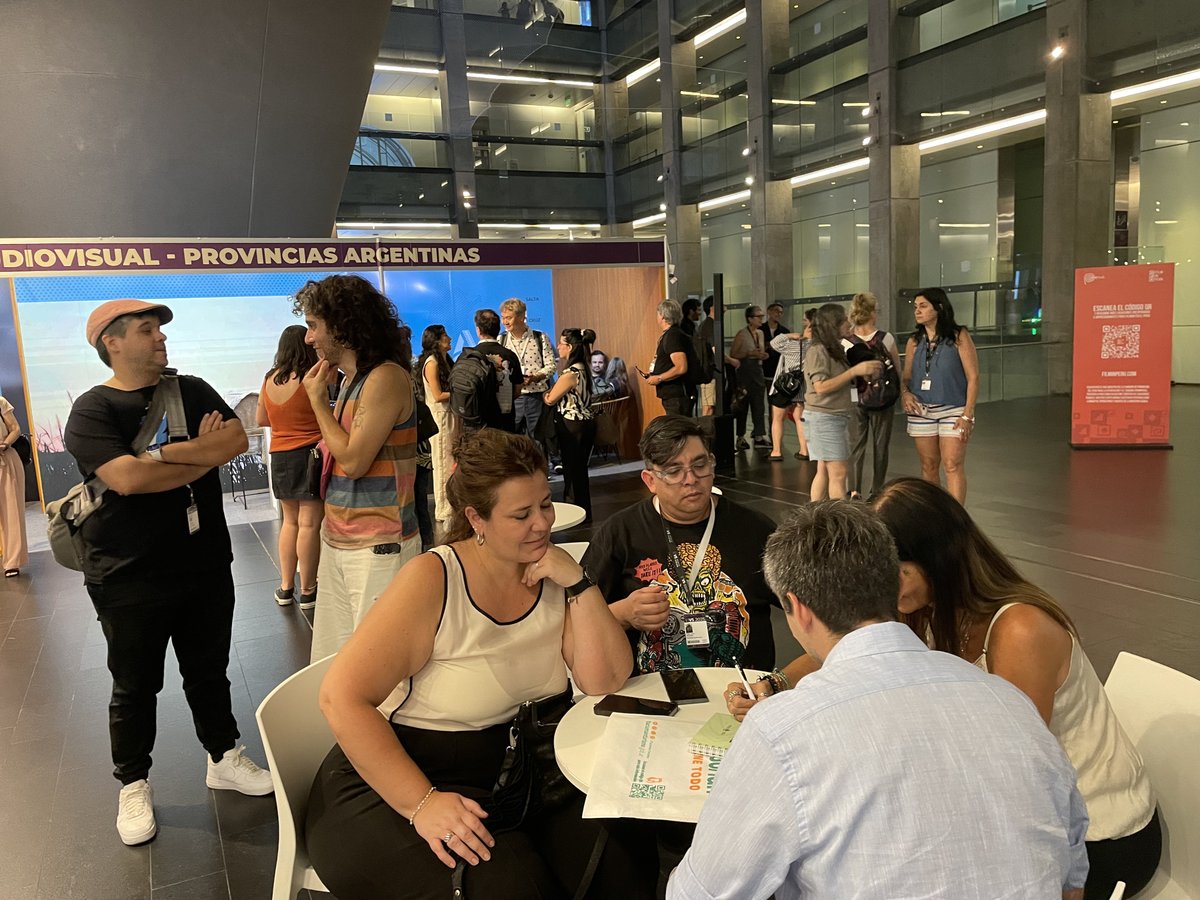 🎬 Impulsamos al sector audiovisual de Tucumán en Ventana Sur 2025

En la 17° edición del mercado audiovisual de Latinoamérica, que se desarrolló en CABA, la delegación tucumana presentó, con nuestro apoyo técnico, proyectos ante representantes de Netflix, Prime y Amazon.