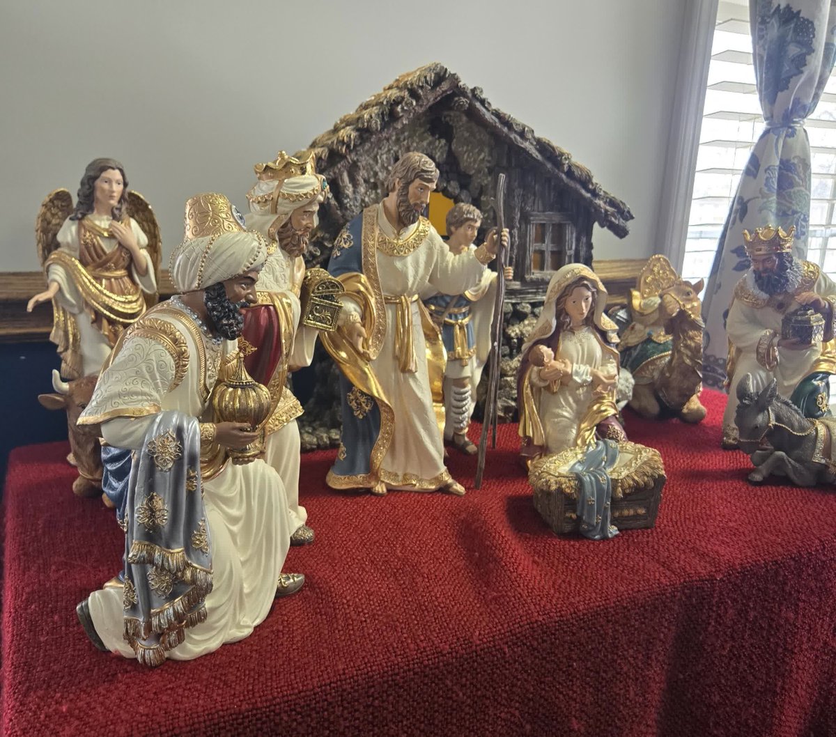 PureLifeMin's tweet image. Christmas Decorations!🎄🎁🔔

Following Thanksgiving, our Counseling Intake Coordinator, Regan Bowman, led staff and student volunteers in re-decorating the campus for Christmas. And wow, they did a great job! 👀

We love decorating for the holidays because it really helps the…