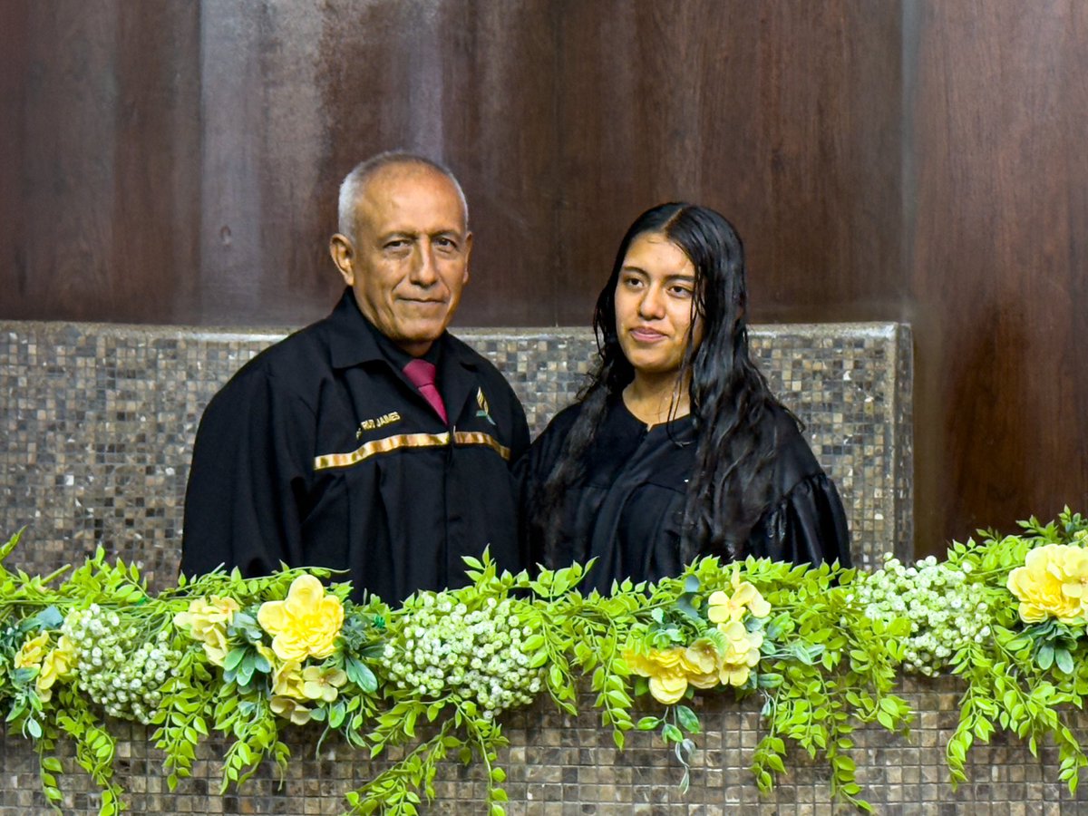 AdventistasAPCE's tweet photo. Hubo un tiempo en que su corazón se alejó…Se rebeló contra sus padres y contra Jesús… pero la gracia nunca dejó de buscarla. 🙏✨ Hoy, en medio de este #ConcilioAPCE  dedicado a la misión, Maysí Sánchez vuelve a los brazos de Aquel que nunca la soltó.🫂 https://t.co/P1MZlltXzh