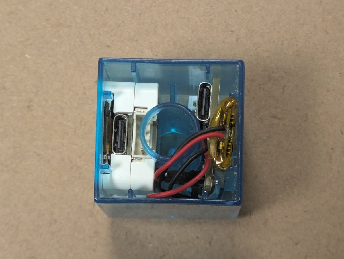 miso_develop's tweet image. ATOMS3と小型リポバッテリーも組み合わせて組み立て…
ディプロの中の限られたスペースにパーツがジャストフィット…！すごい…！

#M5Stack #OKAO