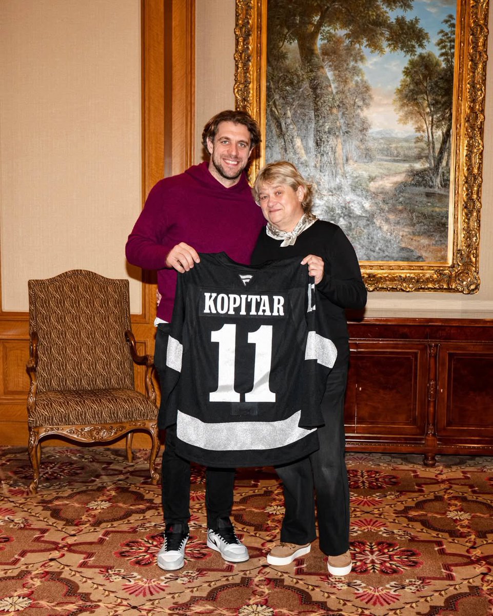 A GWG for Mateja… Anze Kopitar had to make sure her final <a href="/LAKings/">LA Kings</a> mom’s trip was a memorable one 🫶