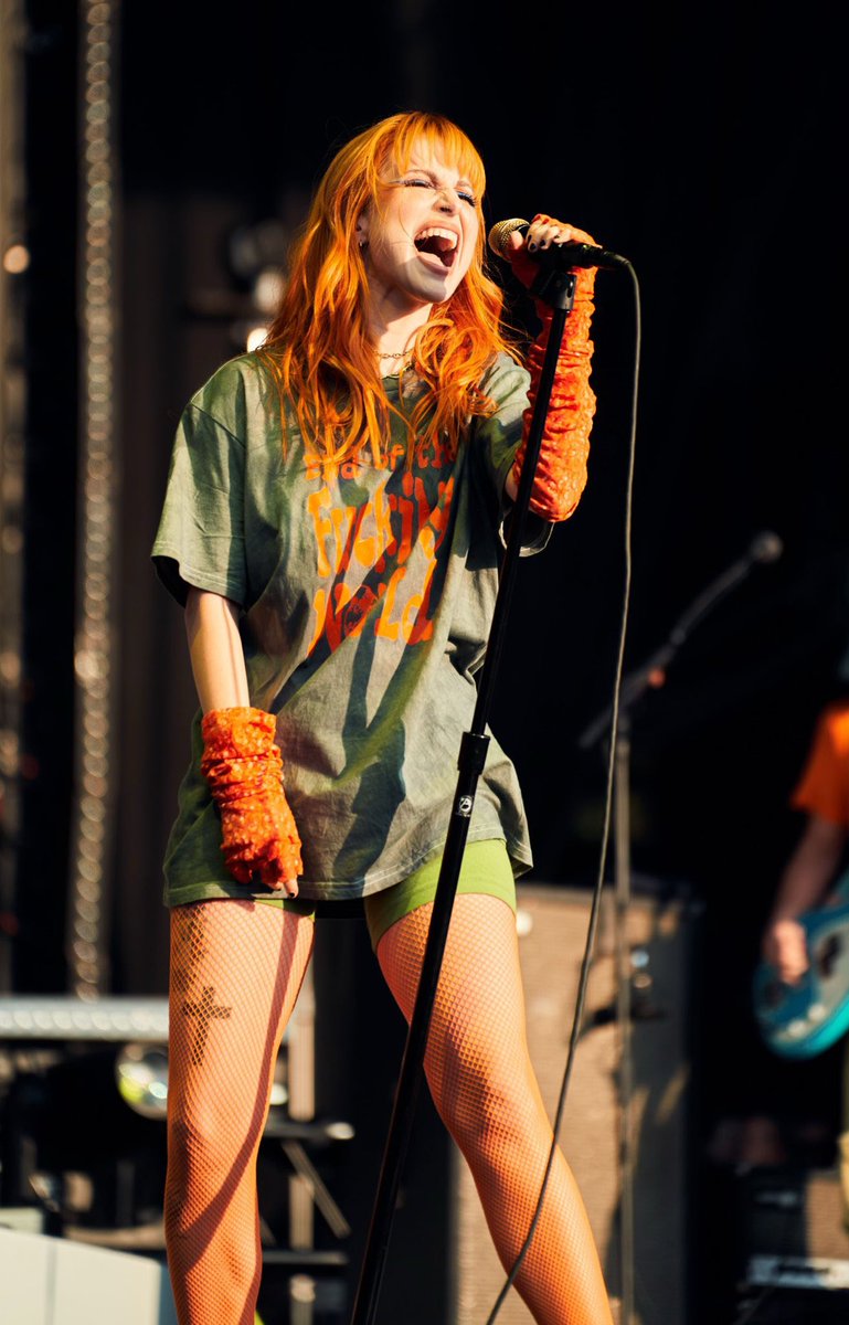 nvrfeltsoglum's tweet photo. austin city limits hayley williams i want to run to you!!! one of my favourite concert looks of hers ever🫠🧡 https://t.co/Ha1R3chnnH