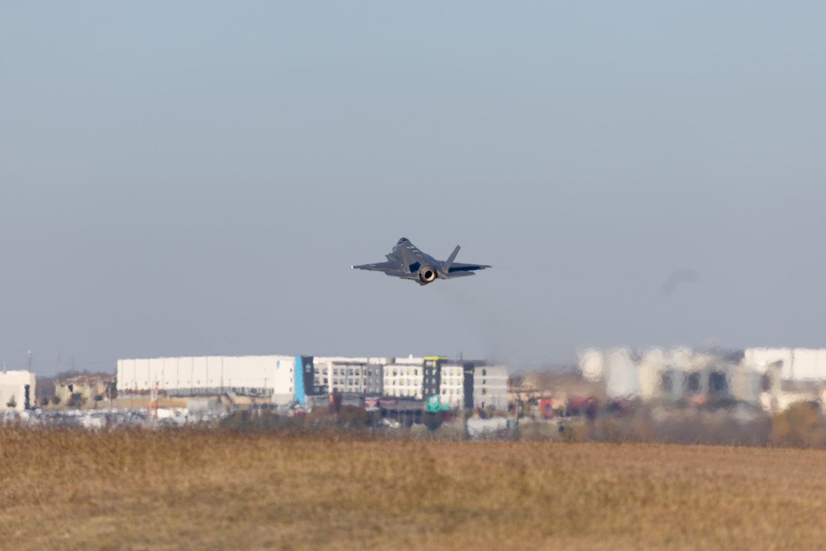 Suomen ensimmäinen F-35A-monitoimihävittäjä on lentänyt ensilentonsa.🇫🇮 Koneyksilö #JF501 nousi ensimmäistä kertaa siivilleen 8. joulukuuta 2025 Fort Worthissa 🇺🇸Lockheed Martinin koelentäjän ohjaamana. 

📷 <a href="/LockheedMartin/">Lockheed Martin</a>

#ilmavoimat #F35hanke 1/2