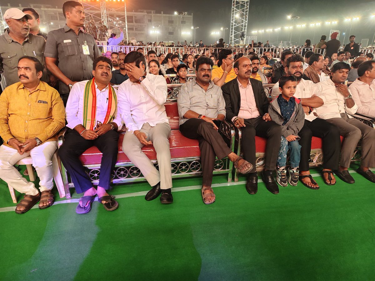 ఈనాడు 50 – ఈటీవీ 30 వసంతాల వేడుకల్లో ముఖ్యఅతిథిగా..
 నేను జర్నలిస్టుగా మొదలుపెట్టిన ఈనాడు–ఈటీవీ కుటుంబం వేదికపై ముఖ్యఅతిథిగా నిలవడం నాకు గర్వకారణం. తెలుగువారి ఆత్మగౌరవానికి ప్రతీకైన ఈ సంస్థల 50, 30 ఏళ్ల ప్రయాణానికి నా అభినందనలు.
#Eenadu50 #ETV30 #KalisettiAppalanaidu #Vzm