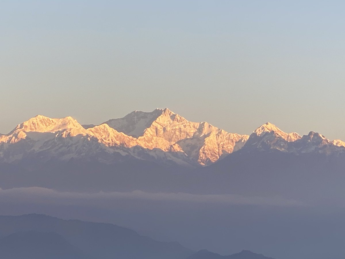 インド三日目は、ダージリンにて。
早起きしてご来光を仰ぎ、かつご来光で輝くカンチェンジュンガを見た。写真では伝わらないが、本当に来てよかった。

この山は、標高約8586メートルのヒマラヤ山脈の高峰で、エベレストとK2に次ぐ世界第3位の高さを持つ山。