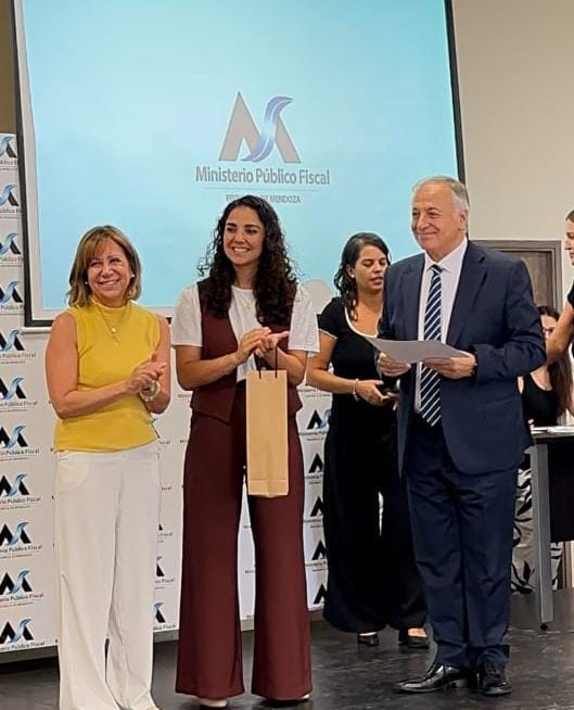 El Ministerio Público Fiscal distinguió la labor del personal con 20, 30 y 35 años de servicio.

👉🏻 También se reconoció la dedicación y compromiso demostrado por quienes ya podrán acceder a su jubilación. 

El detalle completo, en la siguiente nota:
jusmendoza.gob.ar/el-ministerio-…