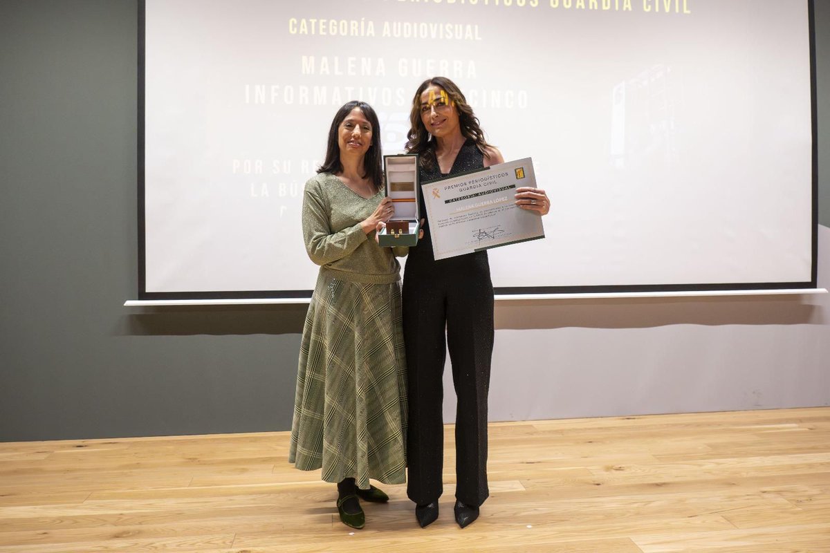 En nuestra gala de #PremiosGuardiaCivil2025

Los " #PremiosPeriodísticos <a href="/guardiacivil/">Guardia Civil</a> " han sido otorgados:

📺Modalidad audiovisual: Malena Guerra <a href="/malenaguerraT5/">Malena Guerra</a> (<a href="/telecincoes/">Telecinco</a>), por su reportaje sobre la búsqueda de desaparecidos por la #DANA de Valencia.

📰Categoría prensa: