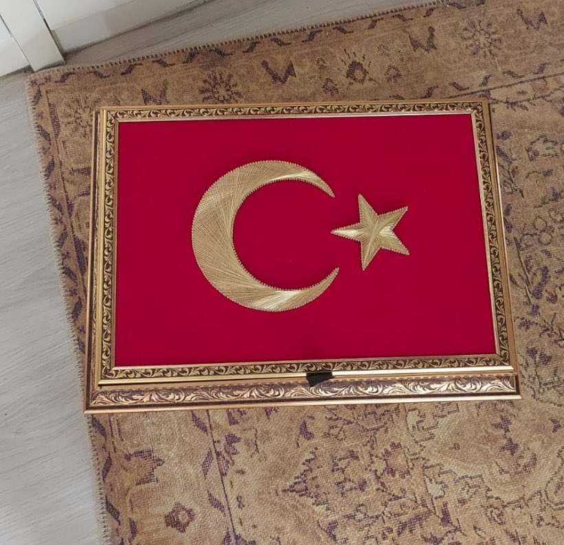 Merhabalar arkadaşlar. Birbirinden güzel özenle dokunmuş gerek tablo gerek sandık (bürolarda masa önünde veya üstünde) şeklindeki filografi eserlerinden sipariş verip destek olmak isteyen varsa dm’den ulaşabilir. İrtibat numarasını dm’den aktaracağım. (Not: ben yapmıyorum