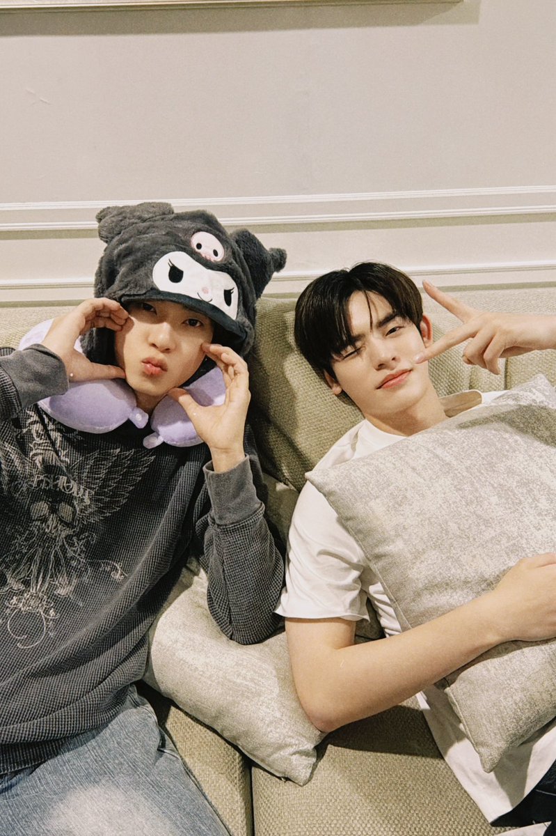 DuangWithYou's tweet photo. ด้วงกับเธอ Duang With You Series 🎸🎧

Q30 เลิกกองง ~ 💕 คนนึงพร้อมเค้ง ส่วนพ่อคุโรมิหนุ่มยังพร้อมจะดื้อม่ายหยุด คุณมัมอยากจับใส่กระด้งมากค่ะ ขออาสาช่วยที 😅 วันนี้ขอบคุณทุกกำลังใจของคุณมามี๊มากนะคะ ฝันหวาน แล้วไว้เจอกันใหม่นะคะ 🫶🏻😚

Duang With You Q30
#ด้วงQ30แล้วนะเธอ https://t.co/WjcMtWtUbh