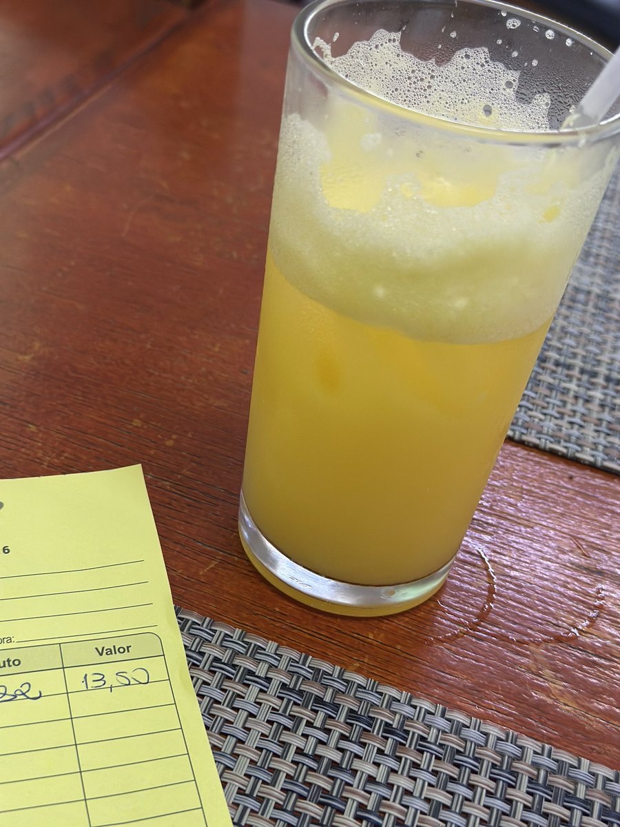 _kadusantos16's tweet photo. 14 reais um copo de suco …. E tem gente que tem coragem de falar que o país melhorou ….. https://t.co/VzqG2SlGSV