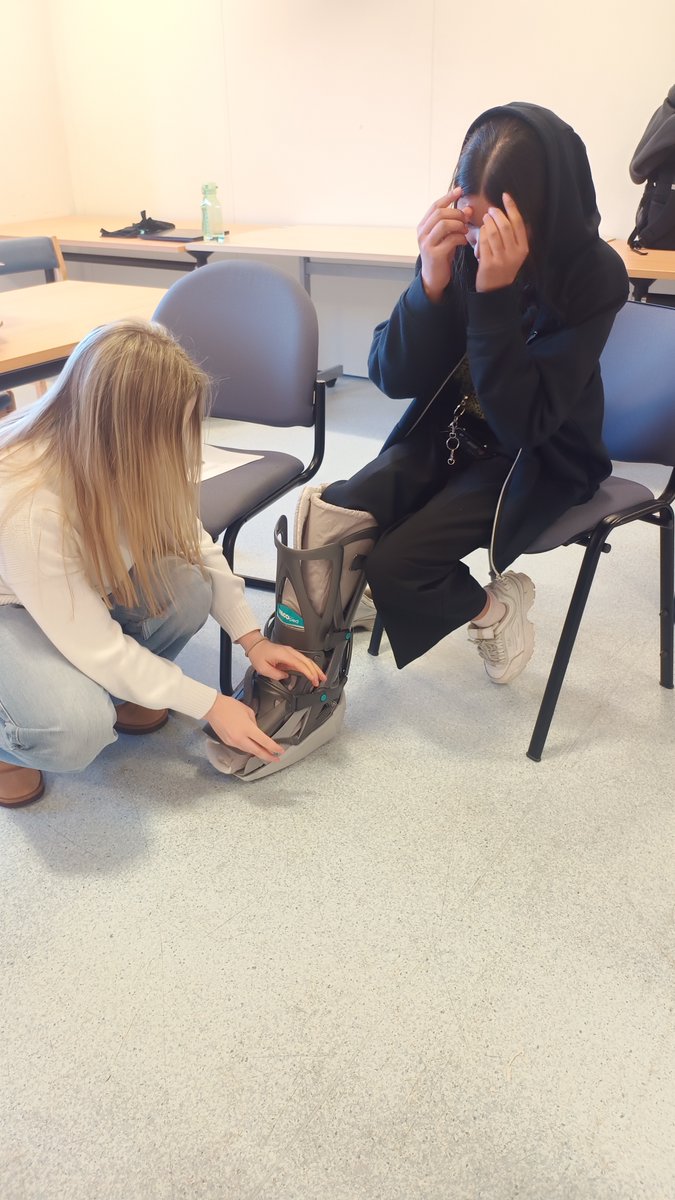 On Thursday last week, a group of Year
12 and Year 13 students visited St Peter's Hospital,
where they had an interesting and engaging talk with a
member of the team about breaks, fractures, and more,
as well as practising their bandaging skills on each
other!

#AspiringDoctors