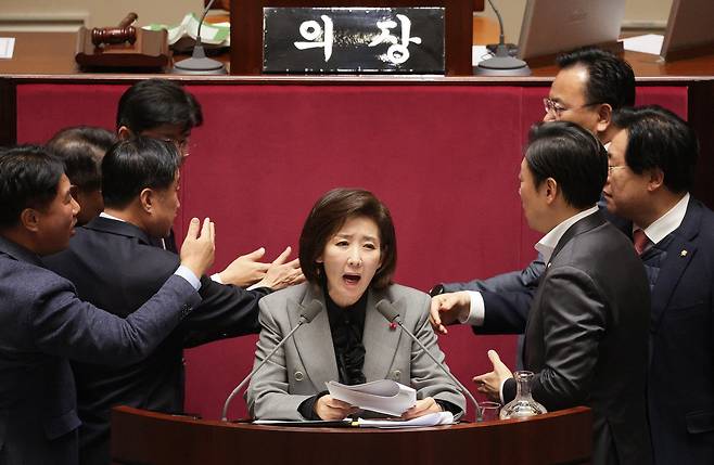 윤석열 당시 대선 후보가 통일교 측과 접촉하는 과정에서 나경원 의원이 중간 조율을 맡았던 것으로 확인됐습니다.

나경원 의원은 해당 의혹과 관련하여 납득할 만한 해명을 내놓지 못하면서 논란이 점차 확산되고 있습니다.