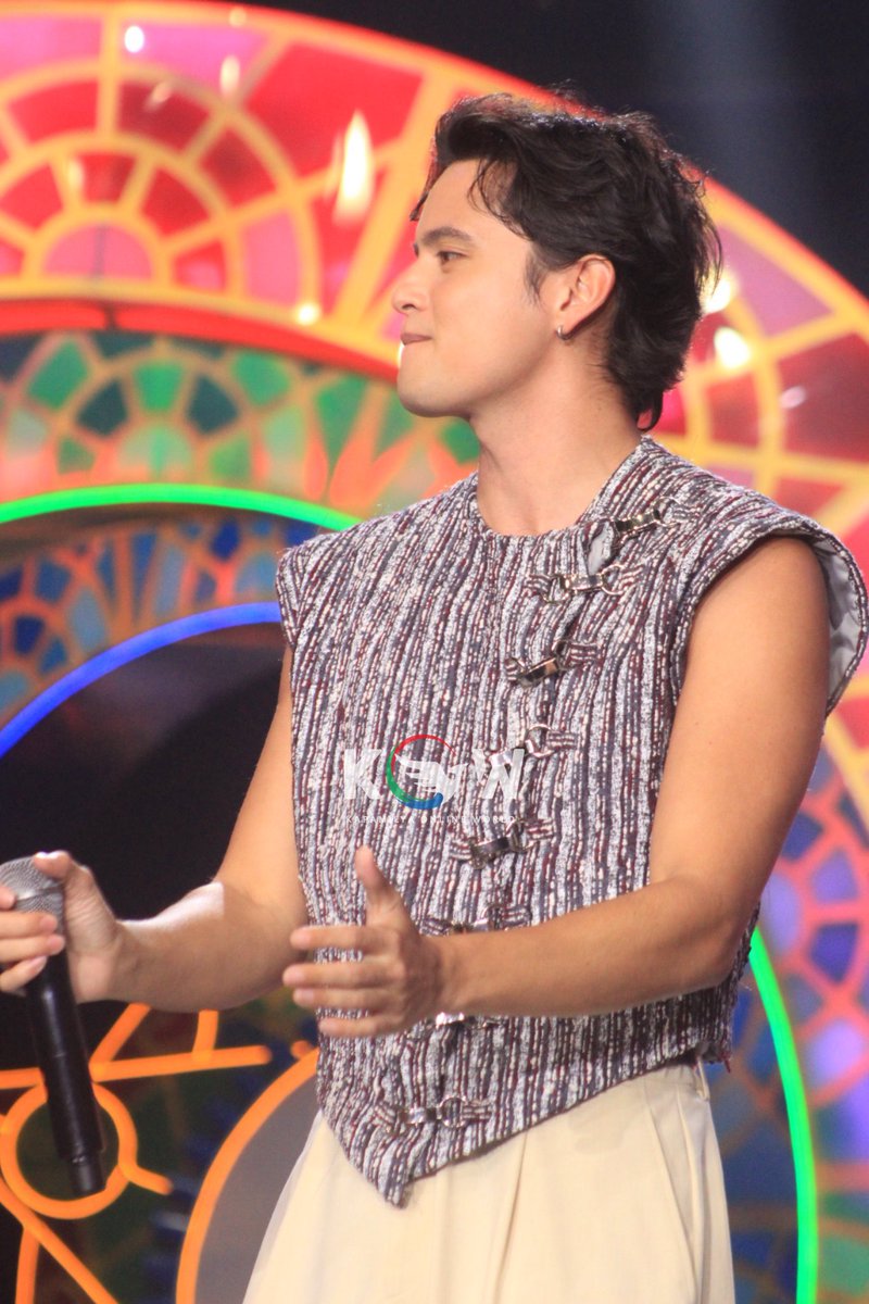 kowalerts's tweet image. #JamesReid during the Opening Prod!

Sama-sama tayo sa #ABSCBNChristmasSpecial2025 ngayong December 13 at 14! Mapapanood sa Kapamilya Channel, Kapamilya Online Live, A2Z, at iWant. 

#LoveJoyHope #ABSCBN #Kapamilya