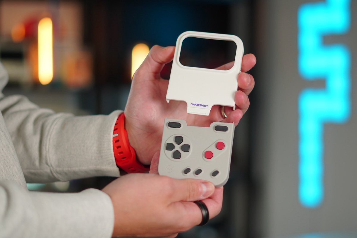 nandoprince93's tweet image. The perfect case doesn’t exist…🤯 

This has to be my favorite case of all time 🤤 

A case that comes apart and puts physical game boy controls on your iPhone 😳 

Would you use a case like this 🤔 

No batteries, no connections, no Bluetooth, just mimics touch input. Genius