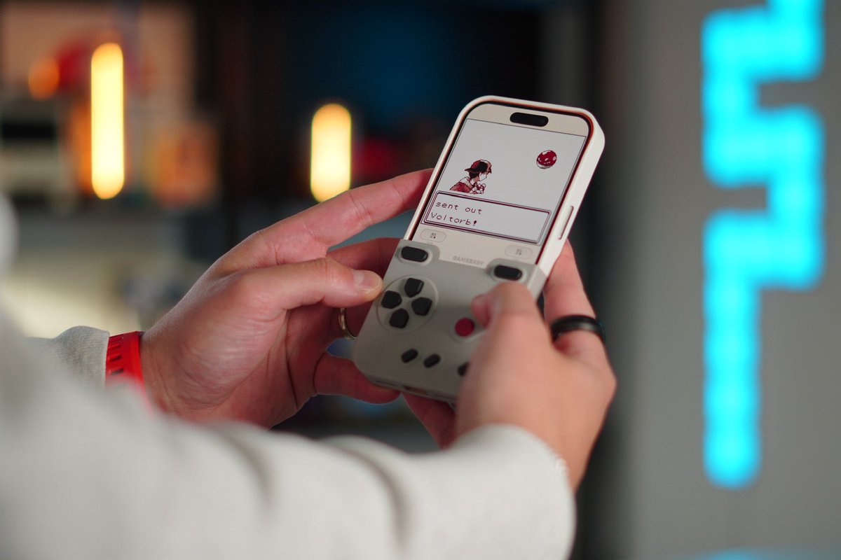 nandoprince93's tweet image. The perfect case doesn’t exist…🤯 

This has to be my favorite case of all time 🤤 

A case that comes apart and puts physical game boy controls on your iPhone 😳 

Would you use a case like this 🤔 

No batteries, no connections, no Bluetooth, just mimics touch input. Genius