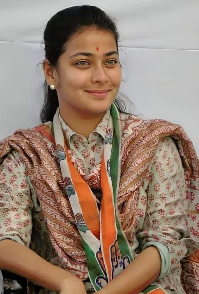 सोलापूर लोकसभा मतदारसंघातील खासदार काँग्रेस पक्षाच्या युवा नेत्या मा. प्रणितीताई शिंदे यांचा आज वाढदिवस, या निमित्ताने त्यांना उत्तम आरोग्य व दीर्घायुष्य लाभो या सदिच्छा वाढदिवसाच्या मनपूर्वक शुभेच्छा 

#PranitiShinde
#HappyBirthday 
.
.
<a href="/ShindePraniti/">Praniti Shinde</a> <a href="/PranitiShinde/">Praniti Shinde</a> Shinde