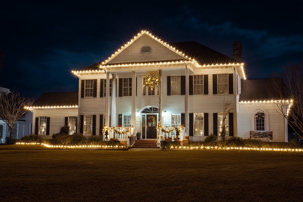 OKCHomesByLisa's tweet image. The Christmas Light Dilemma. Selling during the holidays? Decorate, but keep it classic, high-end, and minimal. 
Call Lisa Mollman, Keller Williams, Yukon, (405) 210-8736.
#SellerTips #Staging