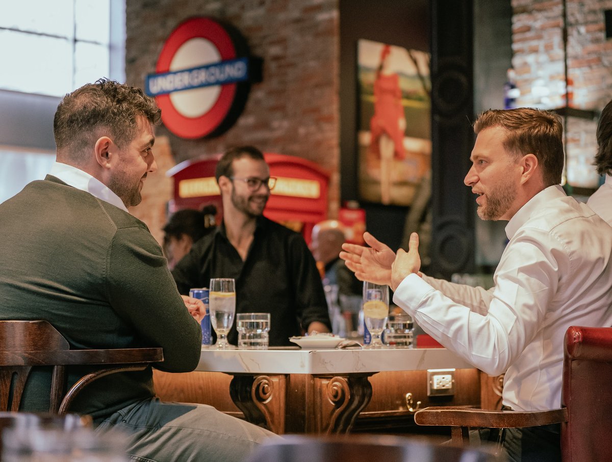 « Contacts bring contracts » – Grant Cardone

Je crois profondément en cette phrase.

C’est pourquoi j’ai une alerte récurrente dans mon agenda : chaque mois, je me planifie une rencontre, un dîner ou un événement où je me pousse à sortir de ma bulle.😅

Chaque fois que je le