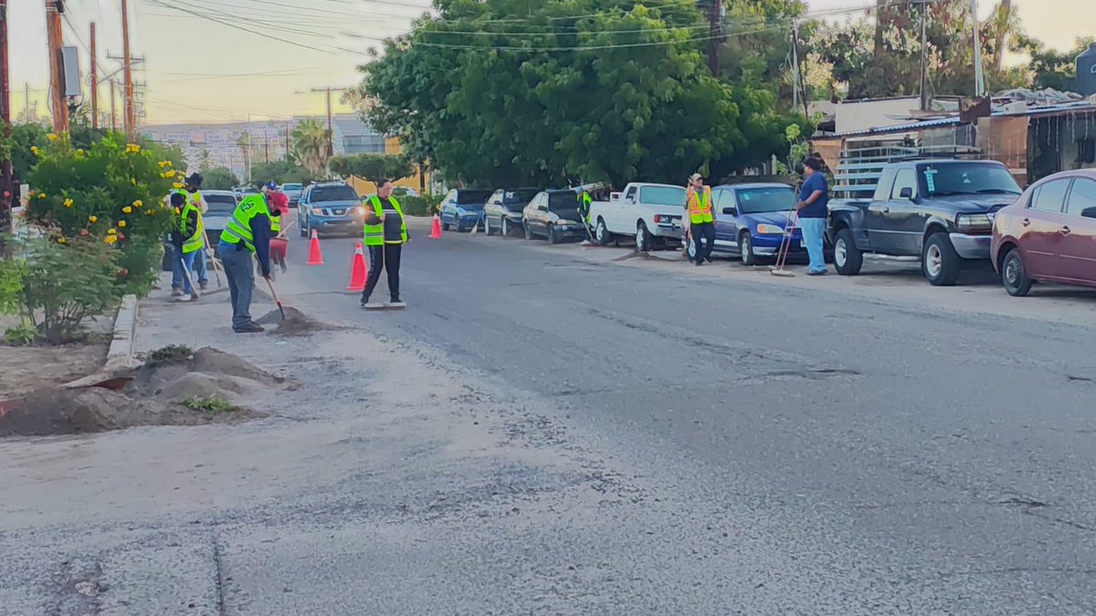 quirogamilena_'s tweet image. Hoy el equipo de empleo temporal trabaja en el centro de la ciudad con labores de deshierbe y recolección; les pedimos tomar precauciones al circular por la zona. #EsLaPaz