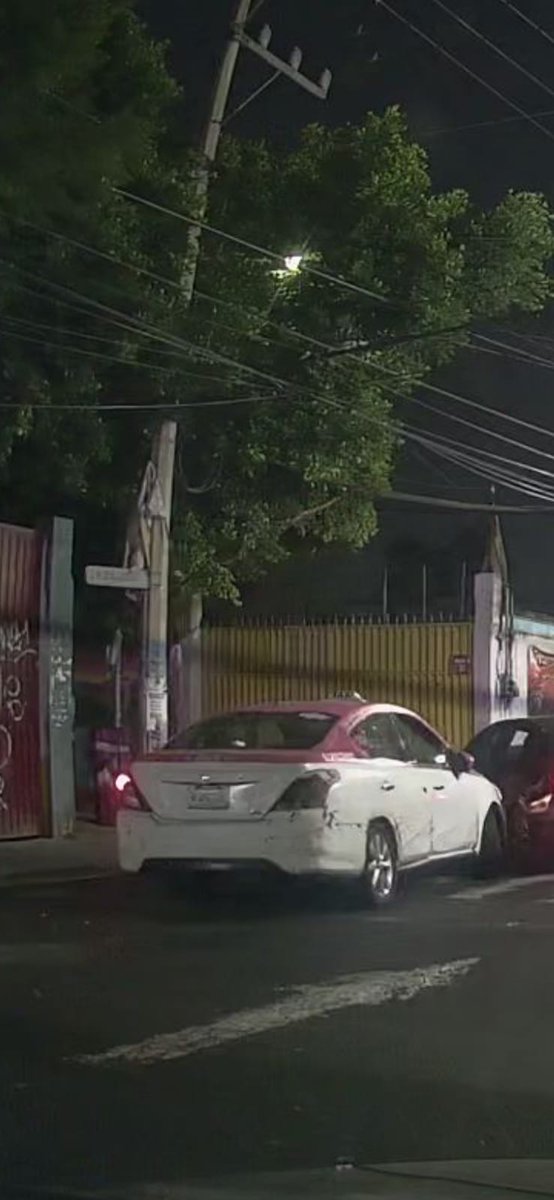 SolcatMonitoreo's tweet photo. @LaSEMOVI @SSC_CDMX @UCS_GCDMX @C5_CDMX @c4jimenez @GN_MEXICO_ Buenos días me ayudan a localizar este taxi placas A-2620-G o C el dia domingo a las 6 am le pego a varios vehículos en la calle Hidalgo Monroy y Rafael Garcia , Barrio San Miguel Cámara 764 @Alc_Iztapalapa https://t.co/oGMI1NB71p