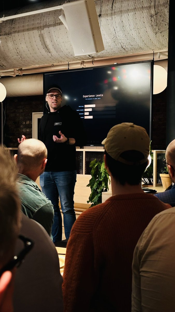 Simonsebb's tweet image. Good vibes at Mesh with @gritaistudio hosting the first @claude_code meetup in Norway 🇳🇴