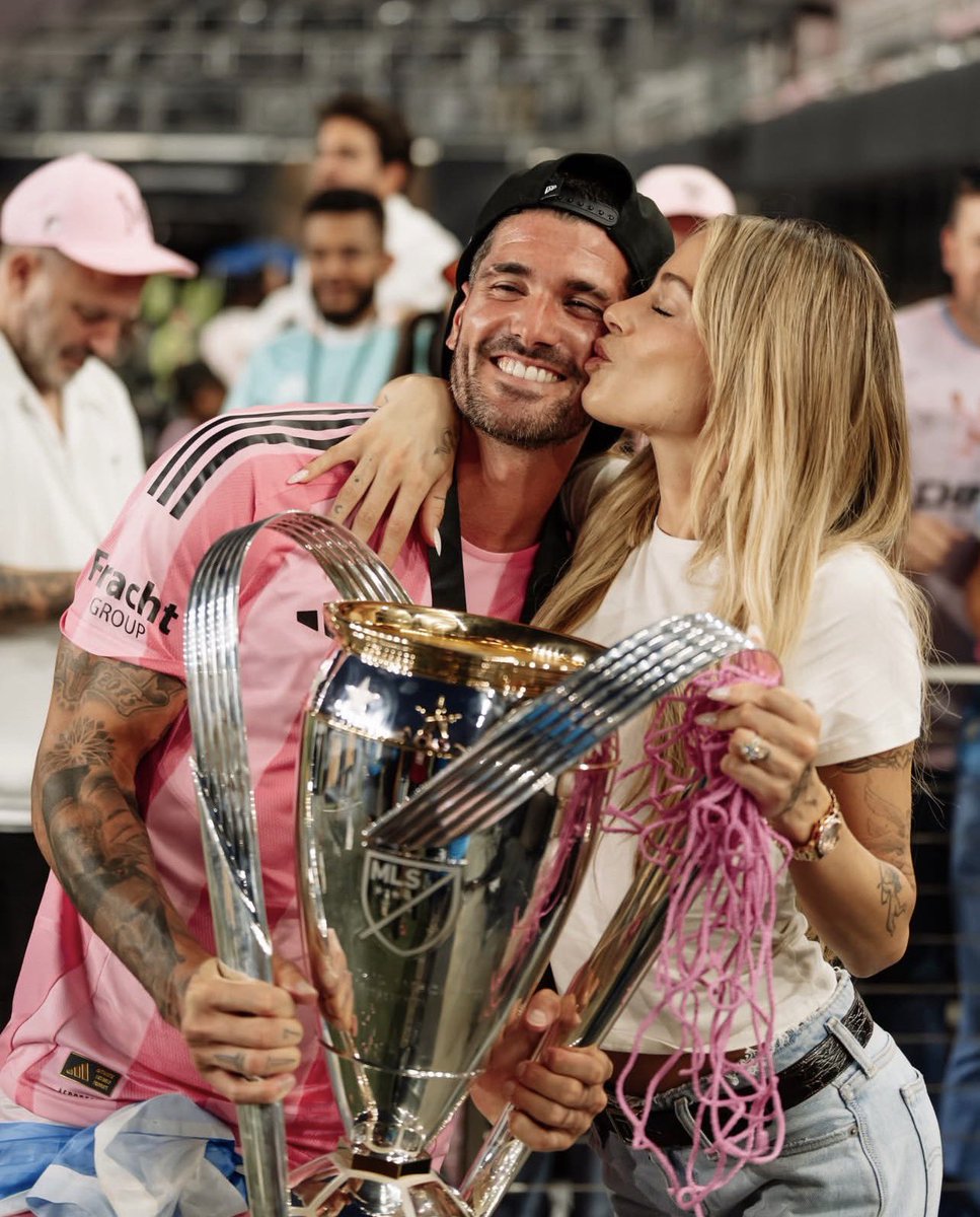 movimentdepaul7's tweet photo. Rodrigo De Paul y Tini Stoessel con la copa de la MLS 🥹🩷🏆

Cada foto nueva que sale me gusta más que la anterior diooooos, los amo !!! https://t.co/DkoH5b8hRf