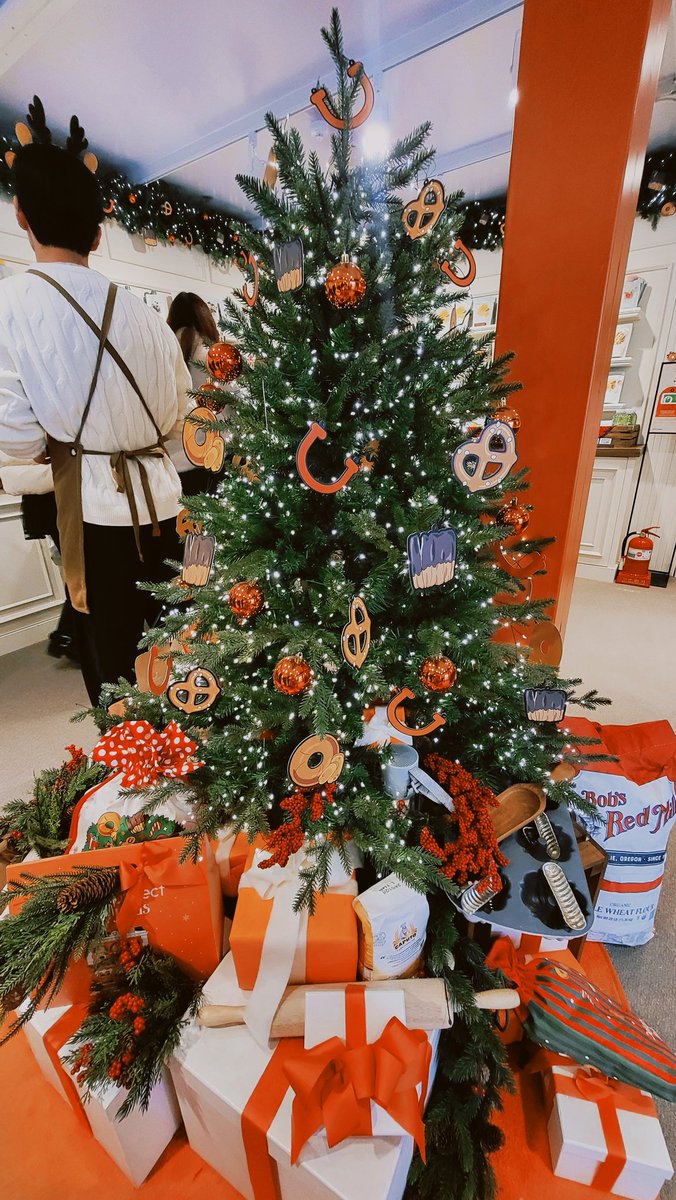 cho_con123's tweet image. 올영 딜라이트 부스인데
여기 부스 예뻐서 사진 찍는 사람
많음 감귤 빨미까레랑 베이글칩 삼
뱅쇼 한잔 마시고 점심먹었다