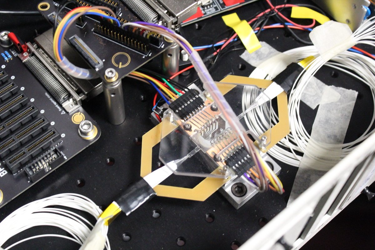 ICSC_Computing's tweet image. 🇮🇹 Presentato Qolossus 2.0, il primo #QuantumComputer fotonico modulare Made in Italy. Un risultato sviluppato nell’ambito del Centro Nazionale #ICSC coordinato da @SapienzaRoma e in collaborazione con @CNR_IFN e @unipv. 
👉supercomputing-icsc.it/2025/12/09/pre…