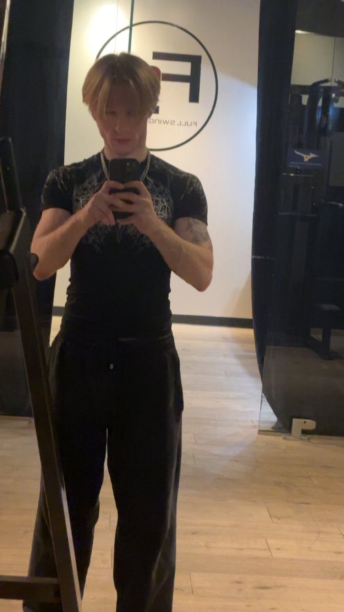 4Tapping tweet media