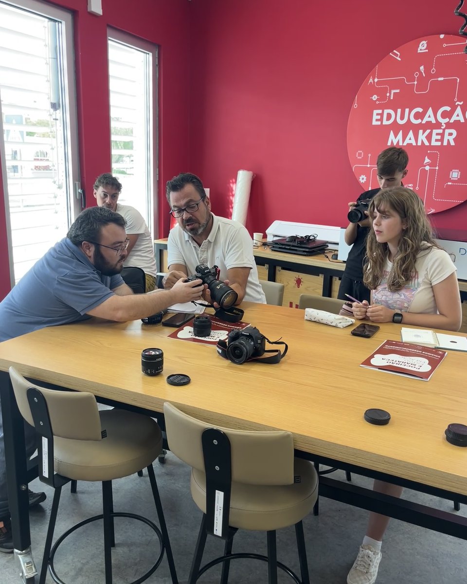 ratoadcc's tweet image. 📸
🇵🇹 A @CMPalmela realizou em #parceria com a #RatoADCC implementou ação de formação no Makerspace do #Poceirão onde foram abordadas diferentes ferramentas multimédia.

#SempreAAprender
. . .
🇬🇧 Workshops about #multimedia tools