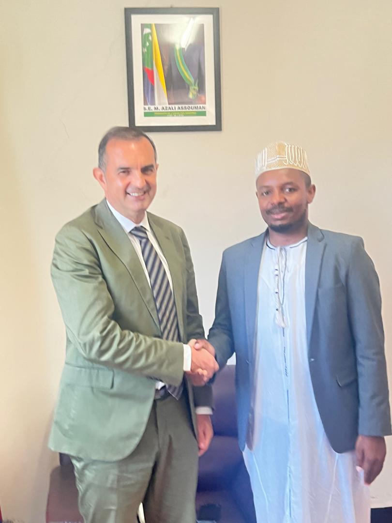 PNUD_Comores's tweet photo. Une première rencontre constructive entre le nouveau Représentant résident du PNUD et le Ministre de l’Environnement. L’occasion d’échanger sur les défis environnementaux, les solutions en place et les priorités nationales pour accélérer la réalisation des ODD. https://t.co/tmkm3xriwU