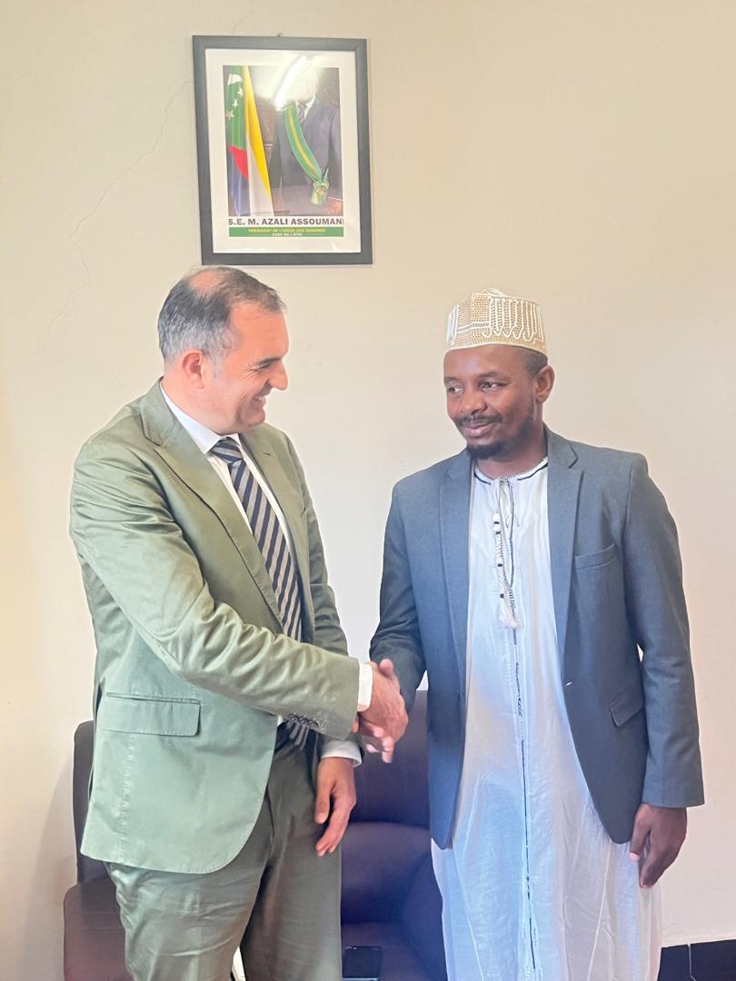 PNUD_Comores's tweet photo. Une première rencontre constructive entre le nouveau Représentant résident du PNUD et le Ministre de l’Environnement. L’occasion d’échanger sur les défis environnementaux, les solutions en place et les priorités nationales pour accélérer la réalisation des ODD. https://t.co/tmkm3xriwU