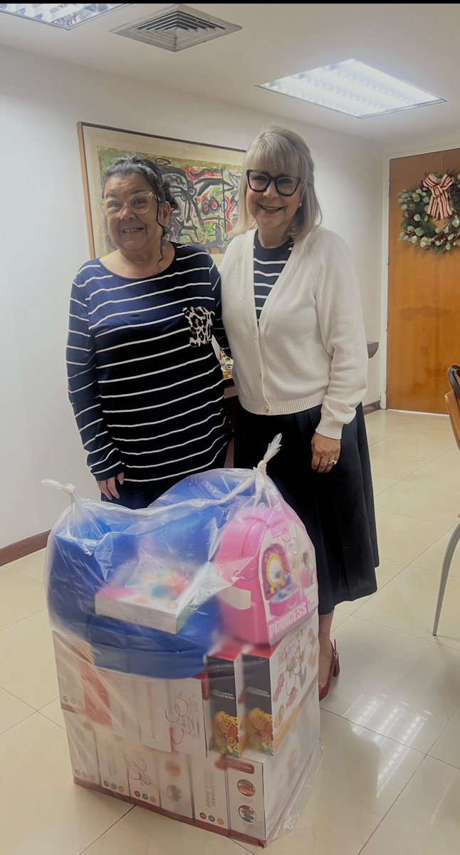 La rectora <a href="/jessydivo/">Jessy Divo De Romero</a> entregó donativos de juguetes al Club de Natación para la Integración y Oportunidades Sociales (Piyos) del municipio Libertador. 
Este aporte recibido por su representante Maira Hernández, beneficiará a niños con neurodiversidad.