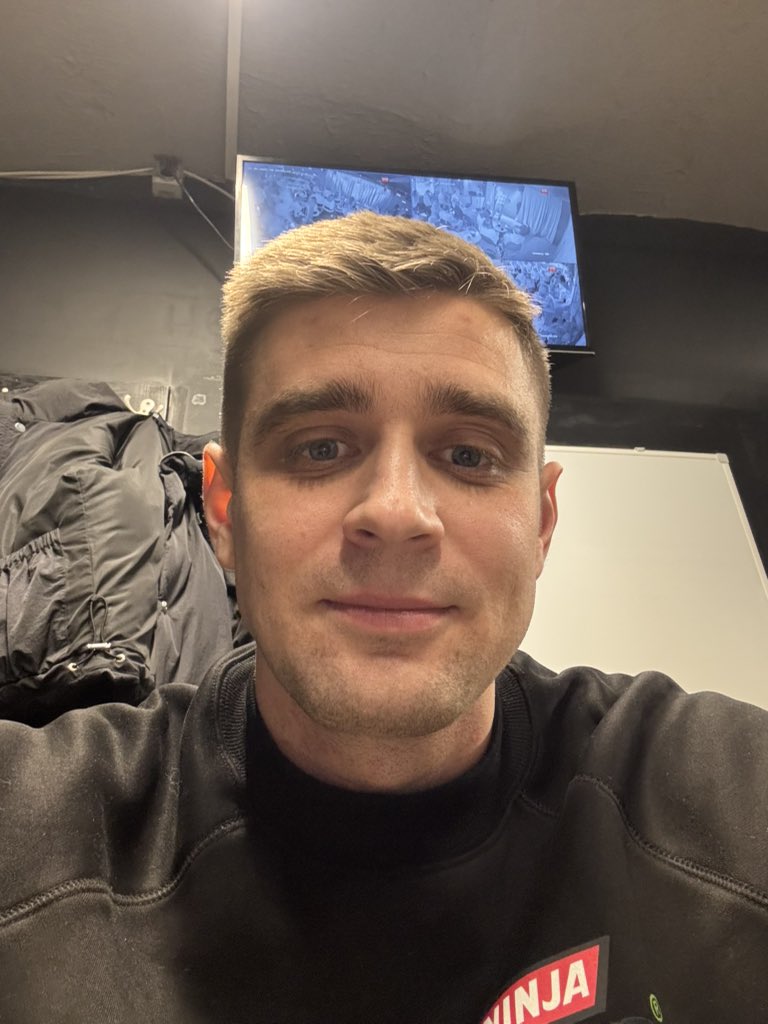 Ну и кто на кого смотрит?!