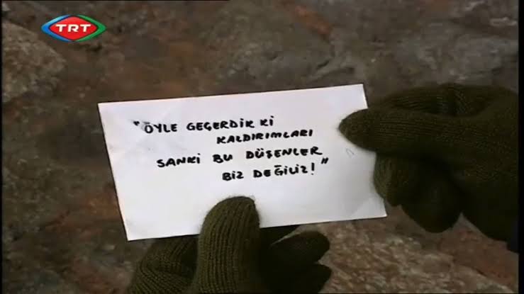 "Öyle geçerdik ki kaldırımları
sanki bu düşenler biz değiliz" 

🎬 Yeditepe İstanbul