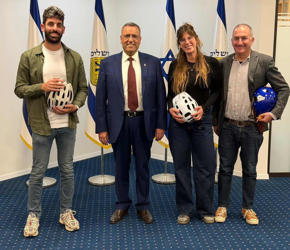 אמש נפגשנו עם ראש העיר משה ליאון, גורמי העירייה וצתא״ל בפגישת סטטוס רבעונית על תשתיות האופניים. צתא״ל הציגו עלייה יפה במספר הרוכבות והרוכבים בשנים האחרונות שמוכיחה שכשבונים שבילים, באים רוכבים! בירכנו על שנעשה, והצגנו מספר נקודות נוספות:
1/6

צילום: לשכת ראש העיר ירושלים