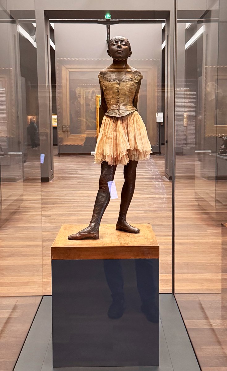 ドガの小さな14歳のダンサー。 パリのオルセーの展示では、関節の歪み