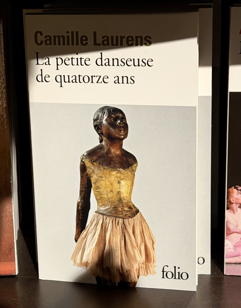 ドガの小さな14歳のダンサー。 パリのオルセーの展示では、関節の歪み