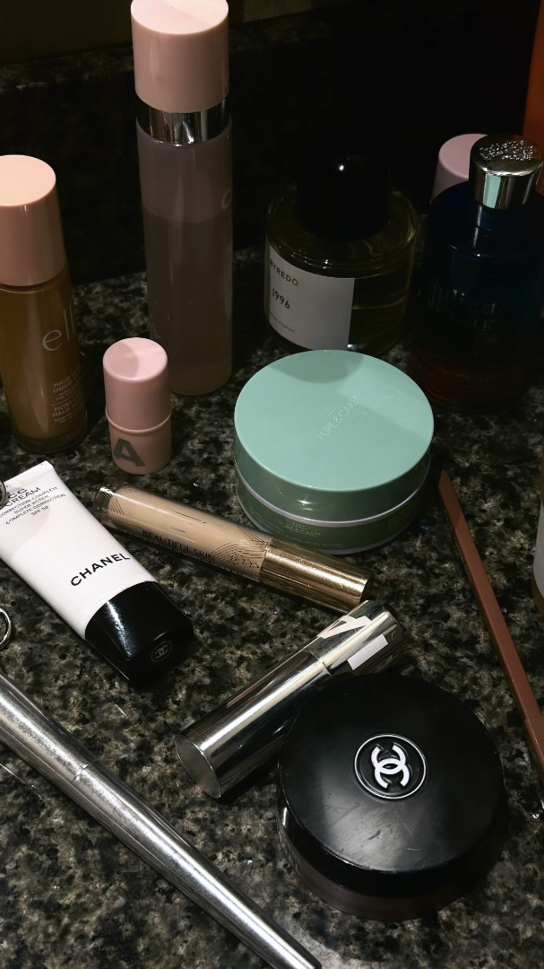gorglaura_laura's tweet image. Getting ready to glow ✨🧴 #SelfCare #BeautyRoutine