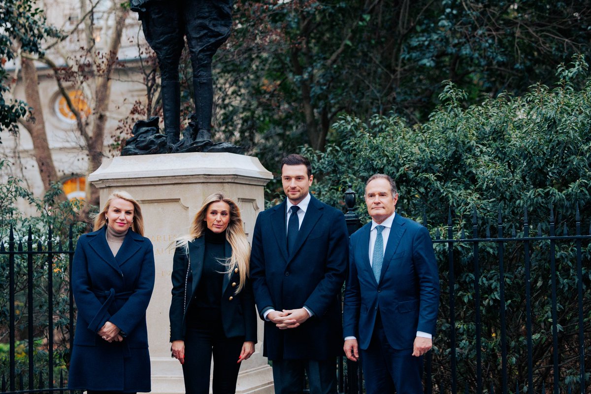 Hommage au Général de Gaulle devant sa statue à Carlton Gardens.

Son appel à la Résistance, depuis Londres, marque le début du sursaut français. Il est le symbole du refus de la fatalité et de ce qu’André Malraux appellera la force du « non » dans l’Histoire.