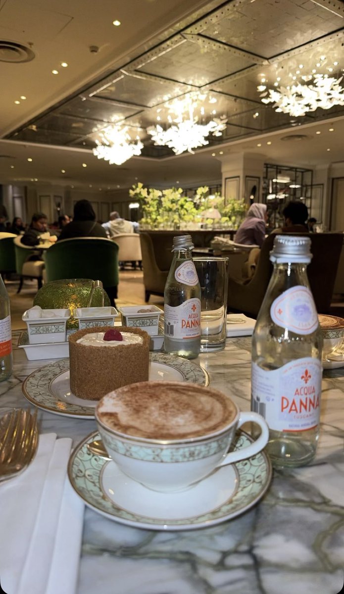 ٠

وأنتِ حضورٌ يُربكُ الكون
حتى الأشياء التي لا تُرى
تنحني لكِ دون أن تلمسيها.. 🤍🕊️

٠
#خربشاتي #قهوة_المساء 
#قهوة_السابعة #تصويري 
#أمطار #أناقة_حرف