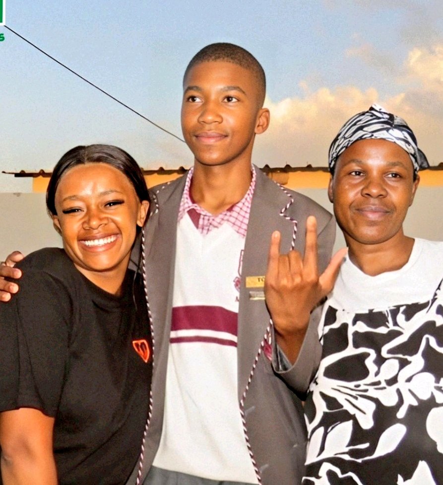 ISephara's tweet image. Meet Musawenkosi Buthelezi, who grew up with 10 other family members in a 4 room RDP house, in KwaThema, Ekurhuleni. 

The family would barely survive as only 1 person in the family was employed as a cashier at a nearby butchery, while only 3 others received social grants. 

He…