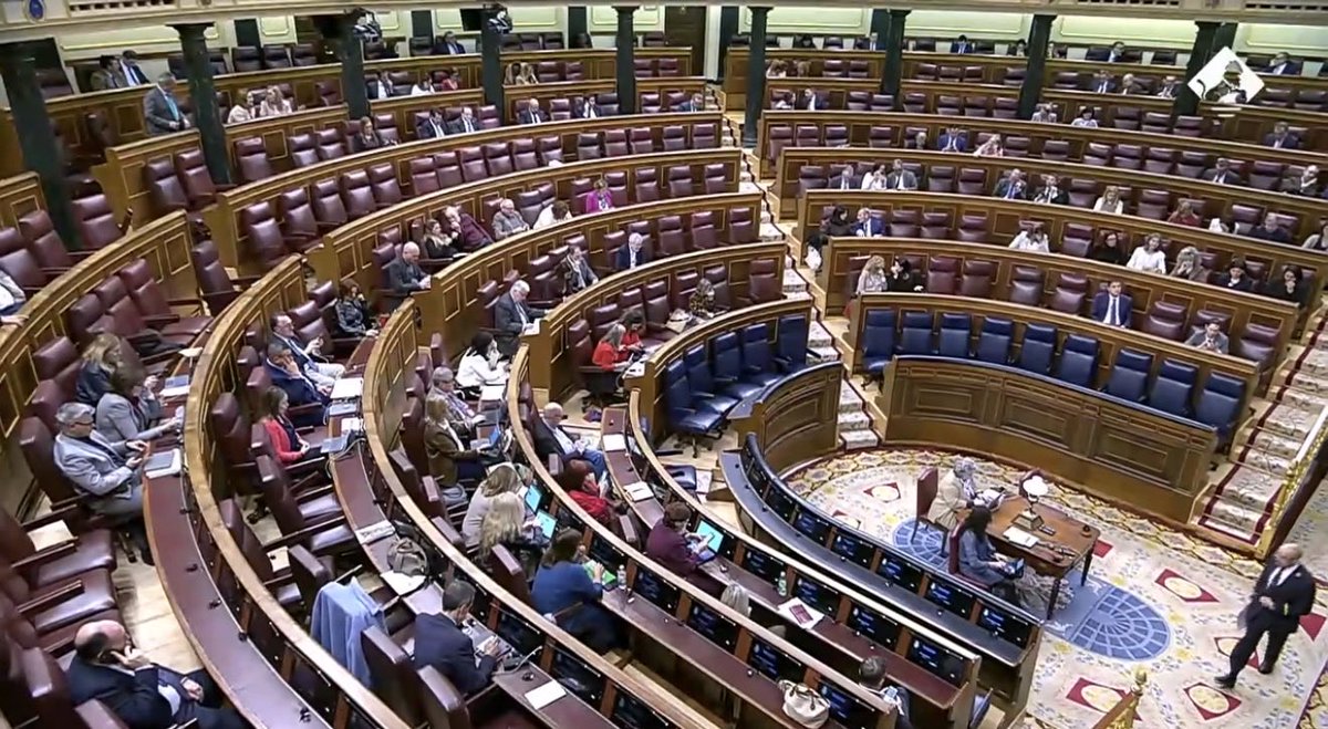 vitoquiles's tweet image. Martes laborable después de un puente y aquí no curra ni Dios. Patxi López no ha dado su rueda de prensa (2 semanas lleva) ni un ministro en el pleno, todos los periodistas en la cafetería. Es increíble.