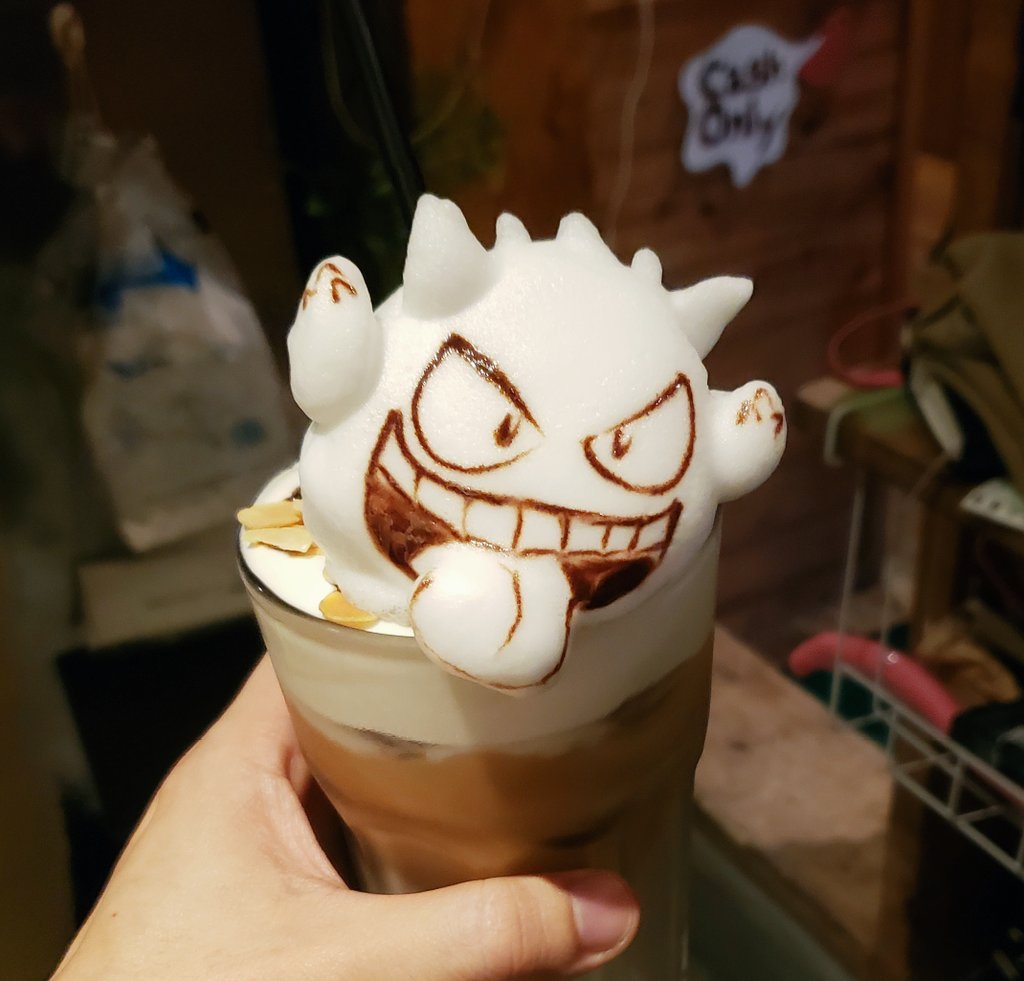 PokeDailyPost's tweet image. Gengar art coffee latte 👅