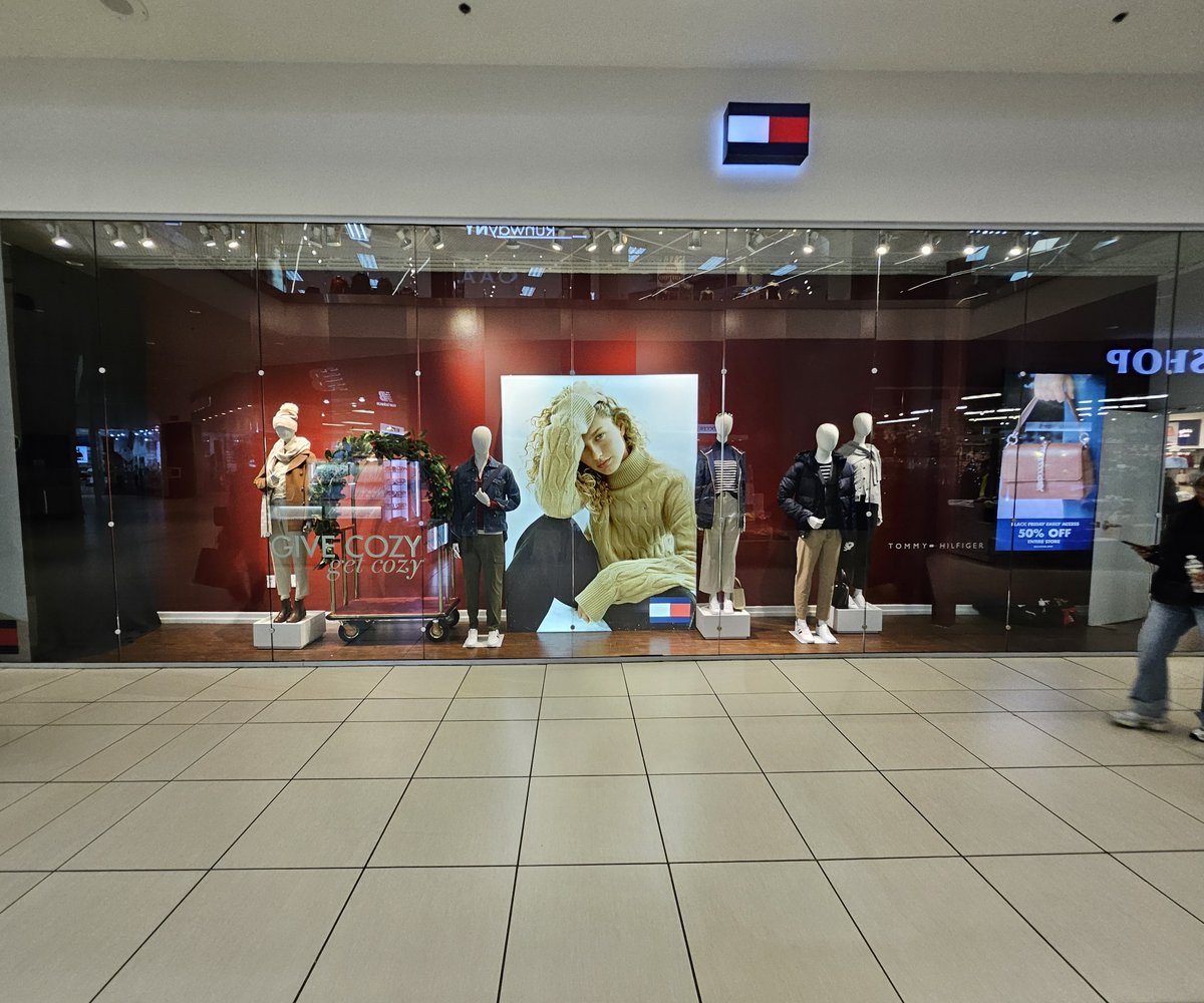 CorpInstall's tweet photo. Holiday vibes are in the air,
Tommy’s windows dressed with care.
Fresh graphics, bright and winter true.
A cozy scene we installed for you.
#retail #retailgraphicinstallation #windowdisplays #installation #lightbox #graphics #wedocoolstuff #graphicdesign #CorporateInstallations https://t.co/S7MhFafCzL