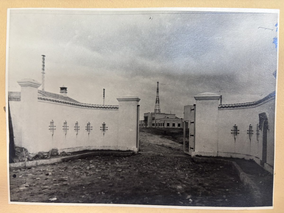 El Regimiento de la Red Permanente y Servicios Especiales de Transmisiones tenía su acuartelamiento en Prado del Rey, frente RTVE

Misiones: operar y mantener la Red territorial de Mando y los servicios de Escucha y Localización de 📻 clandestinas

📷 Central Directora Peñagrande