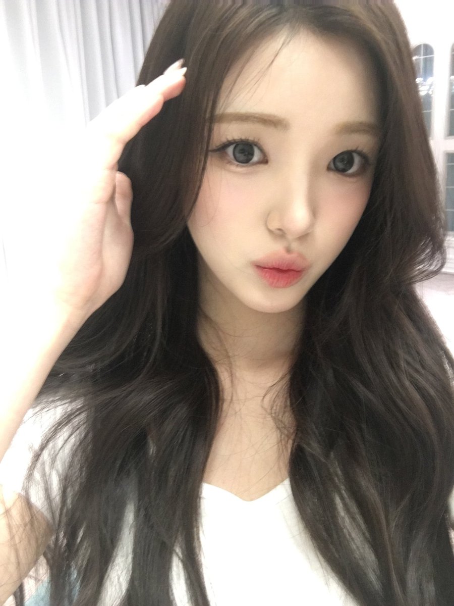 I’m learning to take up space beautifully, to appreciate the softness in my reflection, and to embrace the version of me that’s growing a little stronger. Here’s to loving the little details loose waves, natural glow, and the kind of peace that shows without needing to say a word